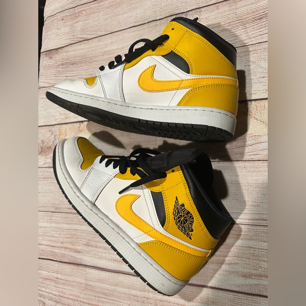 Air Jordan 1 Mid 'University Gold'
Size 9.5
SKU: 554724 170
NO BOX